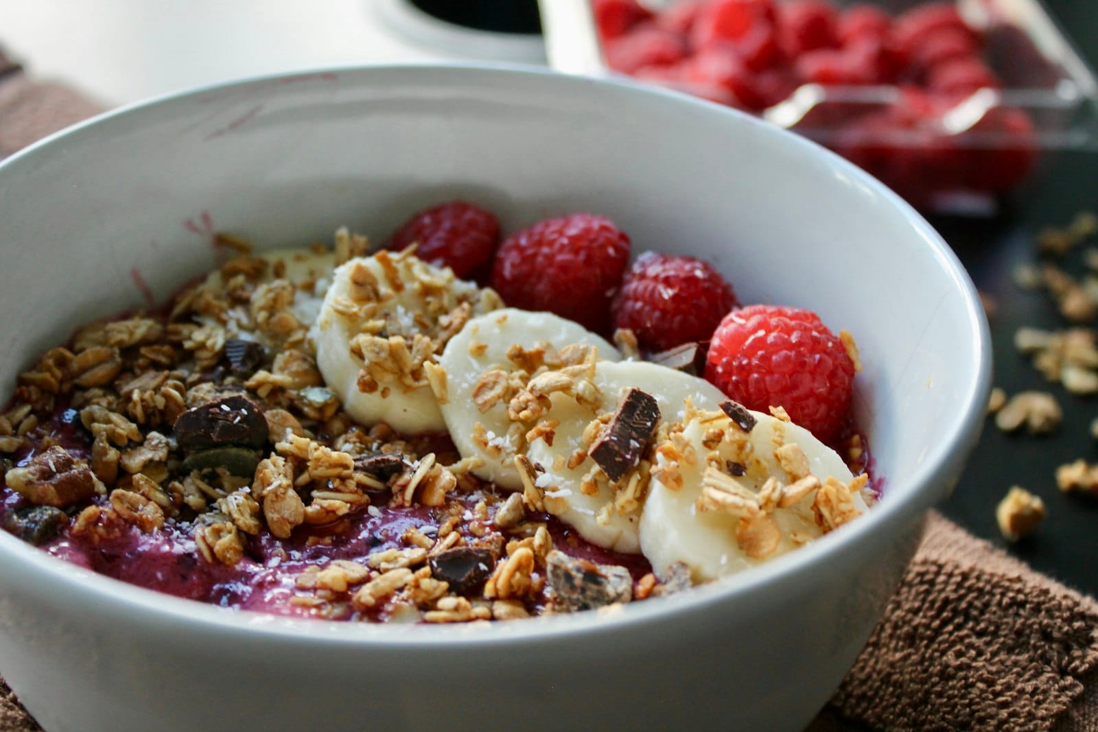 A colourful smoothie bowl breakfast