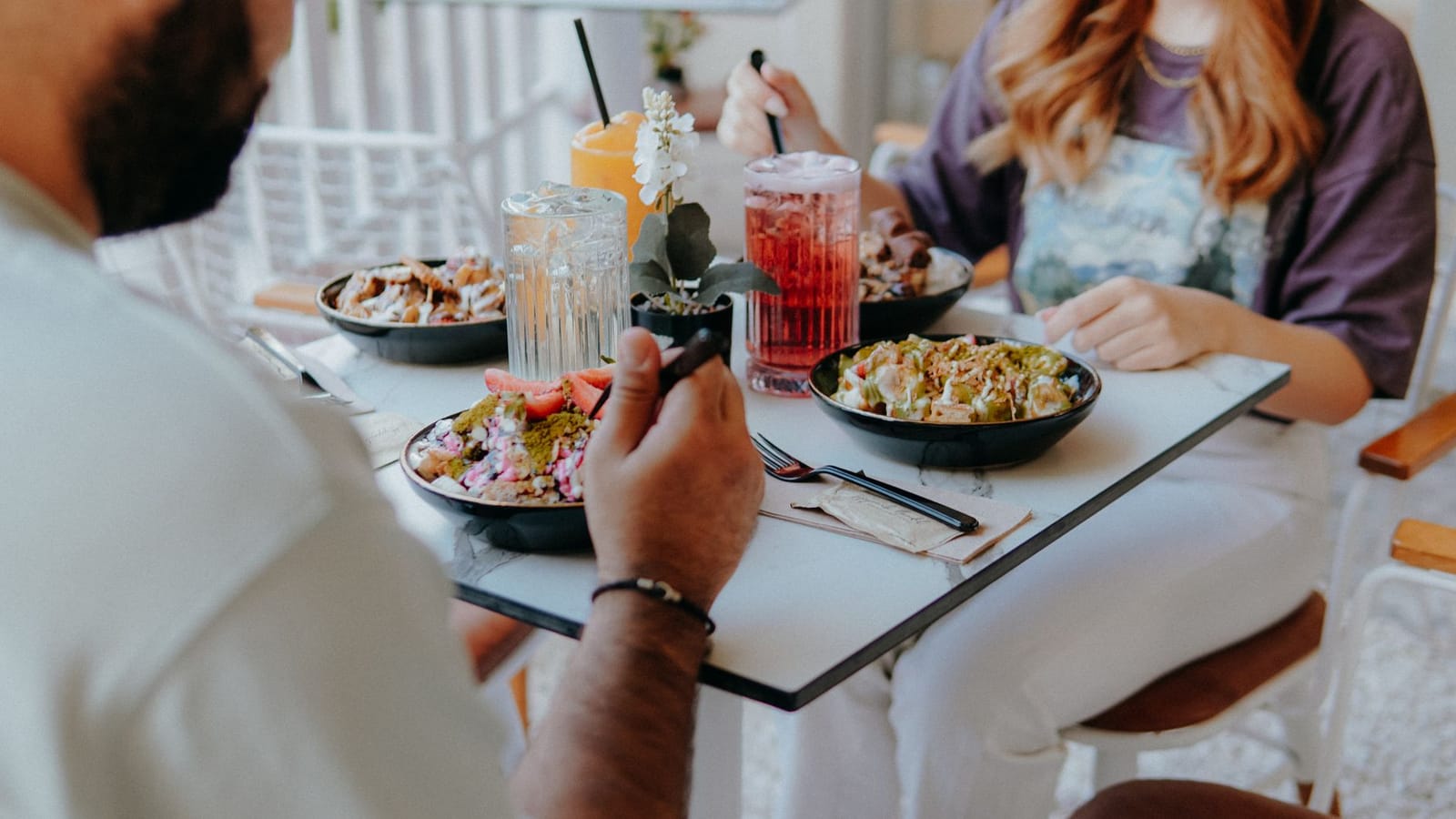 Healthy wholefood bowls on a Gold Coast cafe table